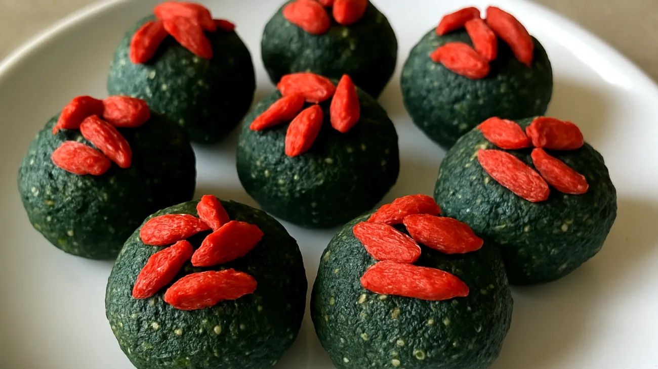Buchweizen-Spirulina-Energiekugeln mit Goji-Beeren"