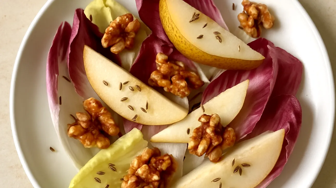 Chicorée-Birnen-Salat mit gerösteten Walnüssen und Fenchelsamen"