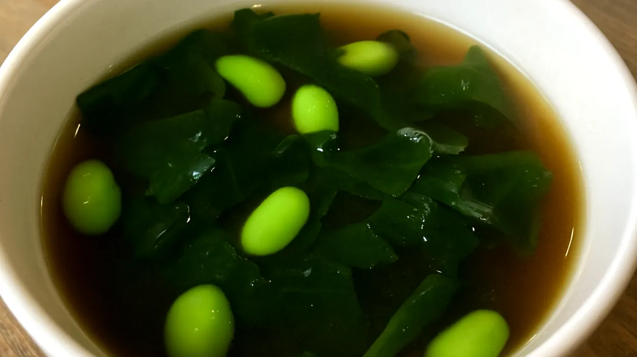 Miso-Suppe mit Wakame-Algen und Edamame"