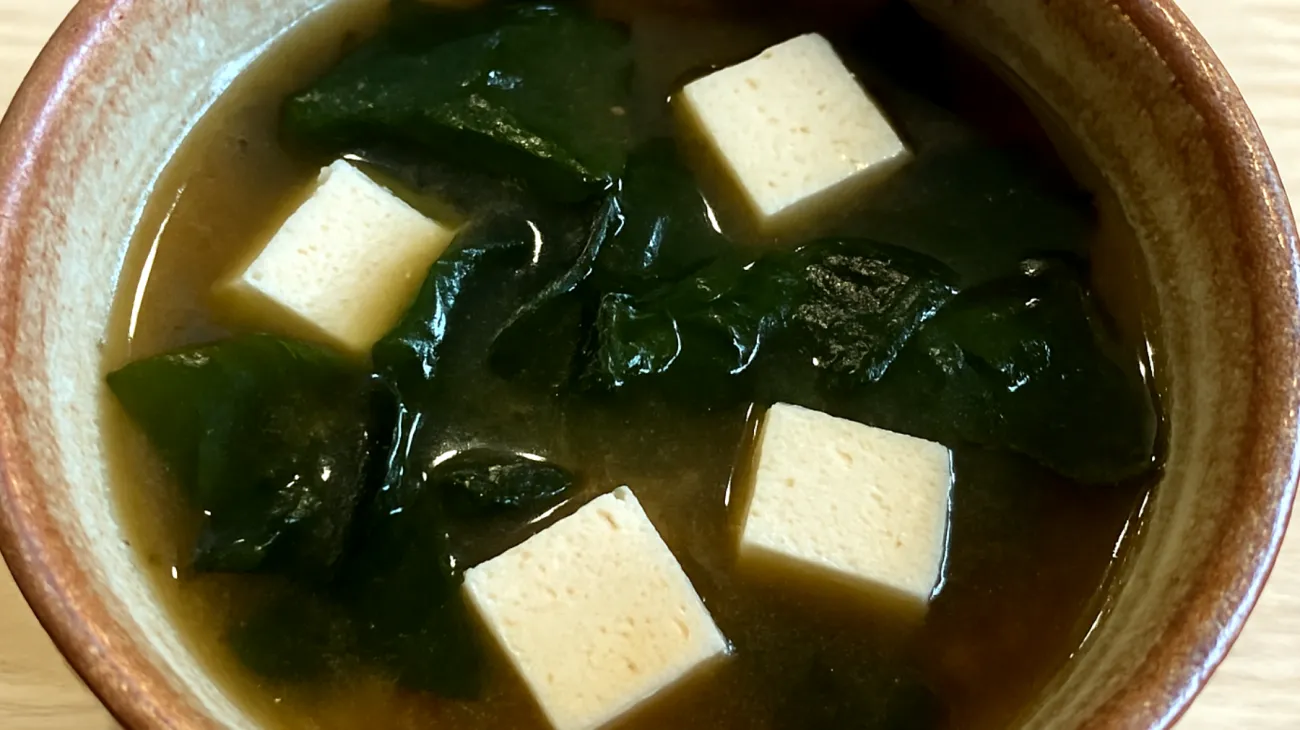 Miso-Suppe mit Wakame-Algen und gedämpftem Tofu"