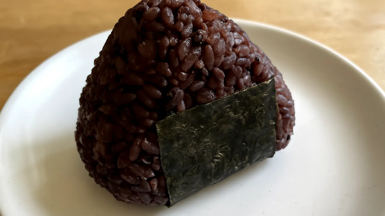 Onigiri mit schwarzem Reis und Nori-Algen"