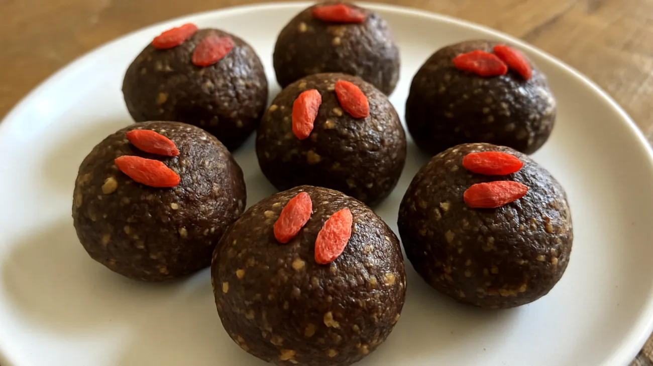 Walnuss-Kakao-Bällchen mit Goji-Beeren"