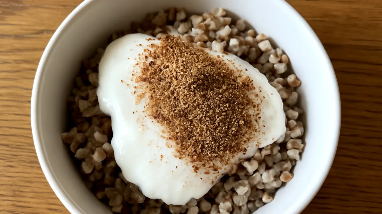 Buchweizen-Porridge mit fermentiertem Kefir und gemahlenen Leinsamen"